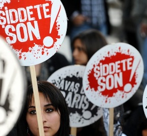 BAZI SIVIL TOPLUM ORGUTLERI, SENDIKALAR VE SIYASI PARTILERIN UYELERINDEN OLUSAN BIR GRUP KADININ, HAKKARI'DEN VE ISTANBUL'DAN BASLATTIKLARI, KADINA YONELIK SIDDETI VE SOMURUYU PROTESTO YURUYUSU ANKARA'DA SONLANDIRILDI. DEMIRTEPE'DE BIR ARAYA GELEN GRUP, BASBAKANLIGA DILEKCE VERMEK UZERE KIZILAY'A DOGRU YURUYUSE GECTI. ''KADIN CINAYETLERINE SON'', ''SIDDETE SON'', ''YASASIN KADIN DAYANISMASI'' YAZILI PANKARTLAR ACAN GRUP, ''KADINLAR YURUYOR MUCADELE SURUYOR'' SLOGANLARI ATARAK YOLU TRAFIGE KAPATTILAR. (ANADOLU AJANSI - CEM OZDEL) (20101112)